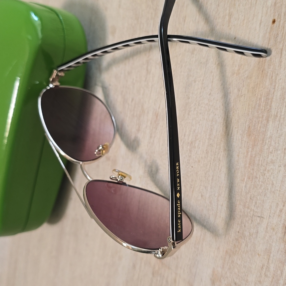 Kate Spade New York ~Blossom Aviator With Green hard shell Case. - Picture 2 of 3